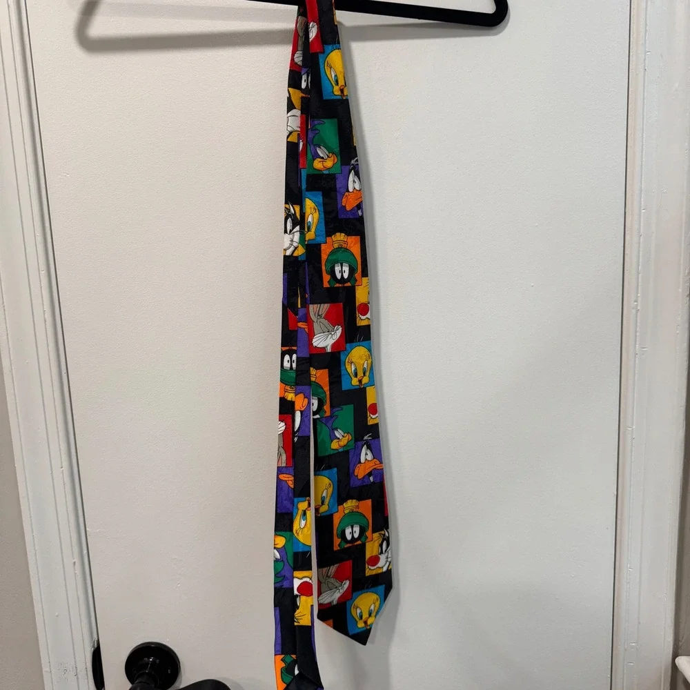Looney Tunes Neck Tie Bugs Bunny Daffy Duck Sylvester Tweety Bird 1993‎
